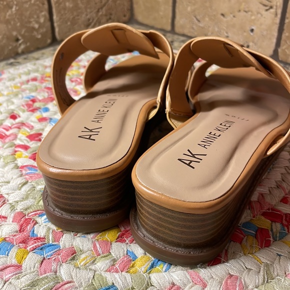Anne Klein Tan leather slide sandal ( like brand new) Size 8 Med - Picture 6 of 7